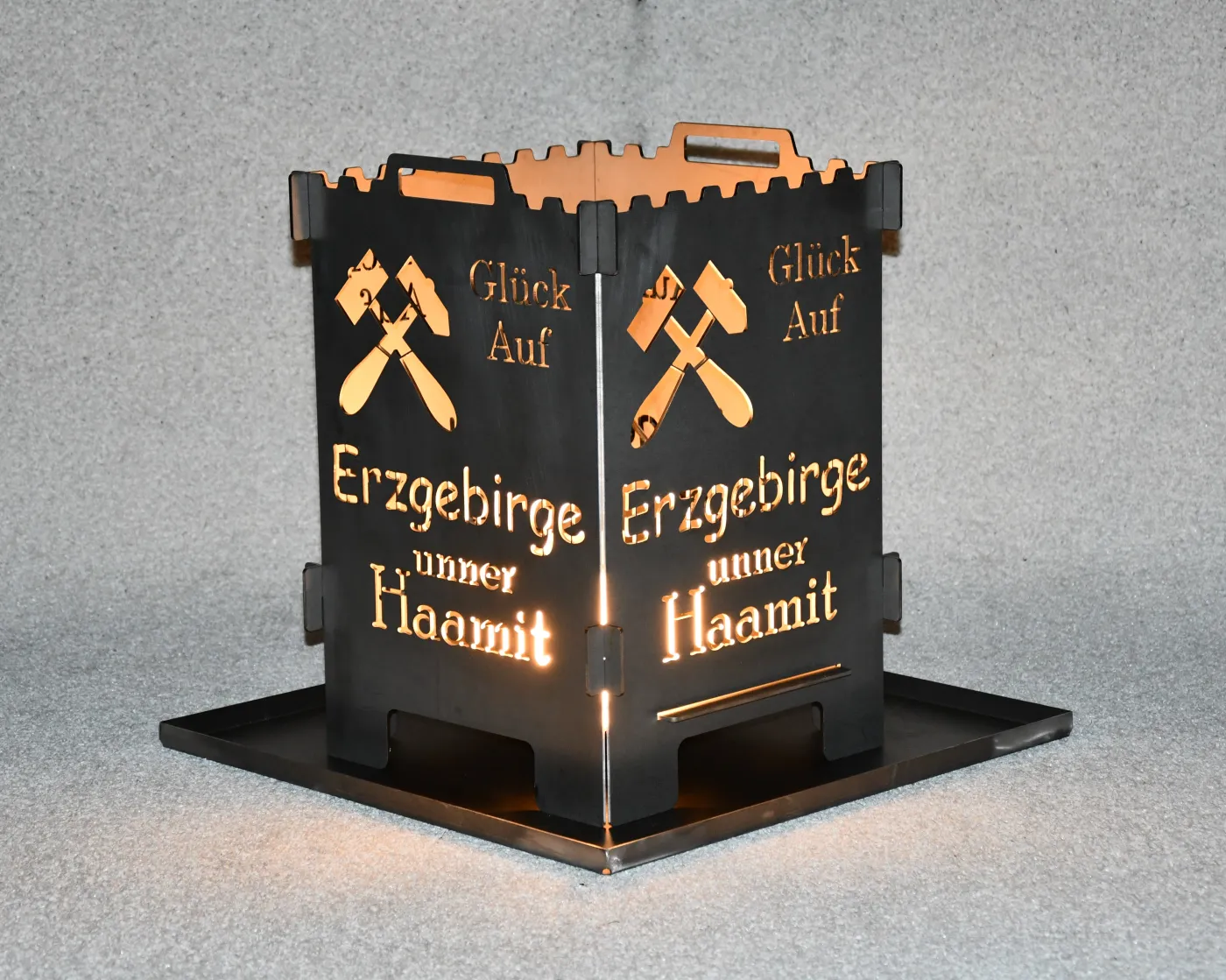 Leuchtende Feuerlaterne mit Motivausschnitten bei Nacht